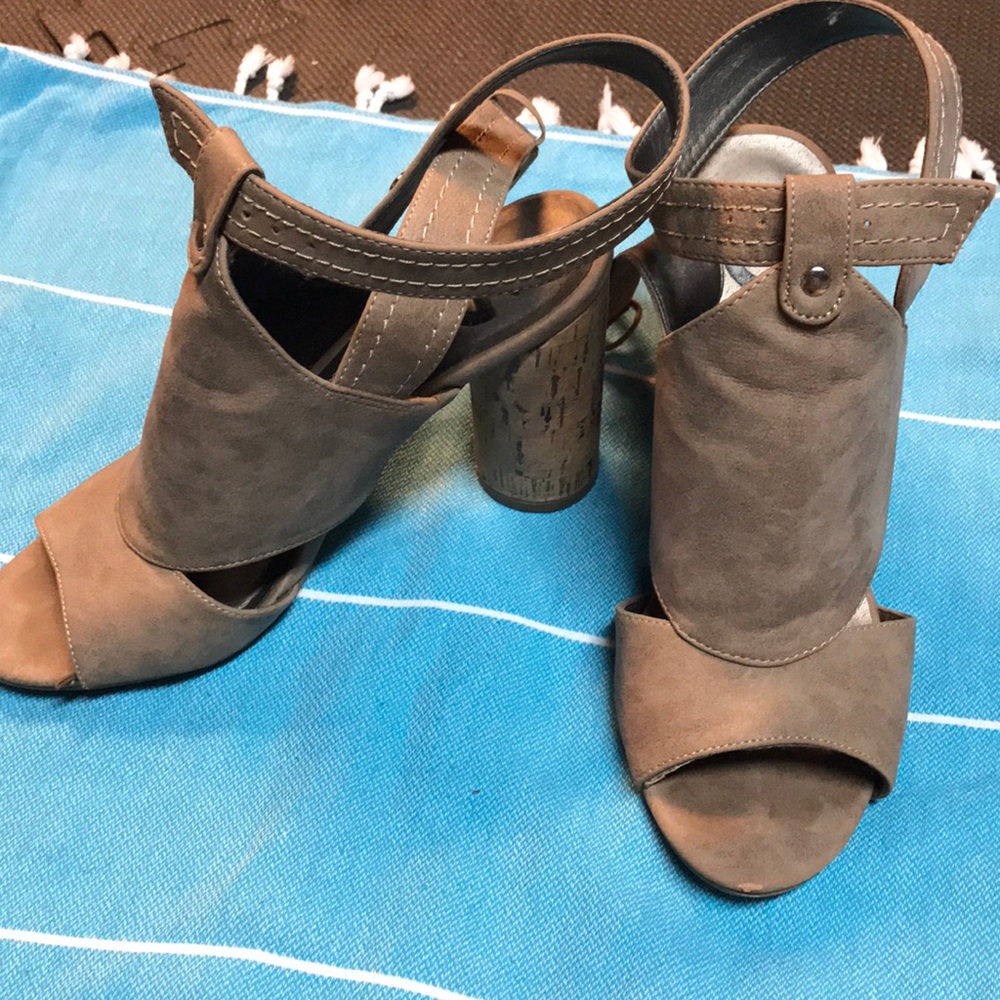 Guess light brown heels